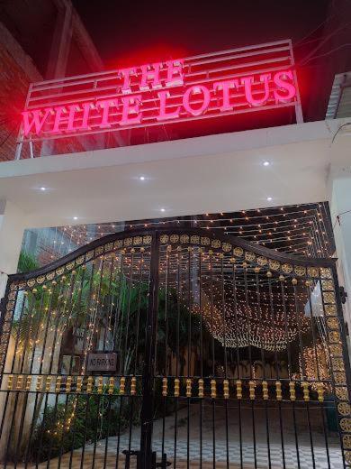 The White Lotus Hotell Gaya Exteriör bild